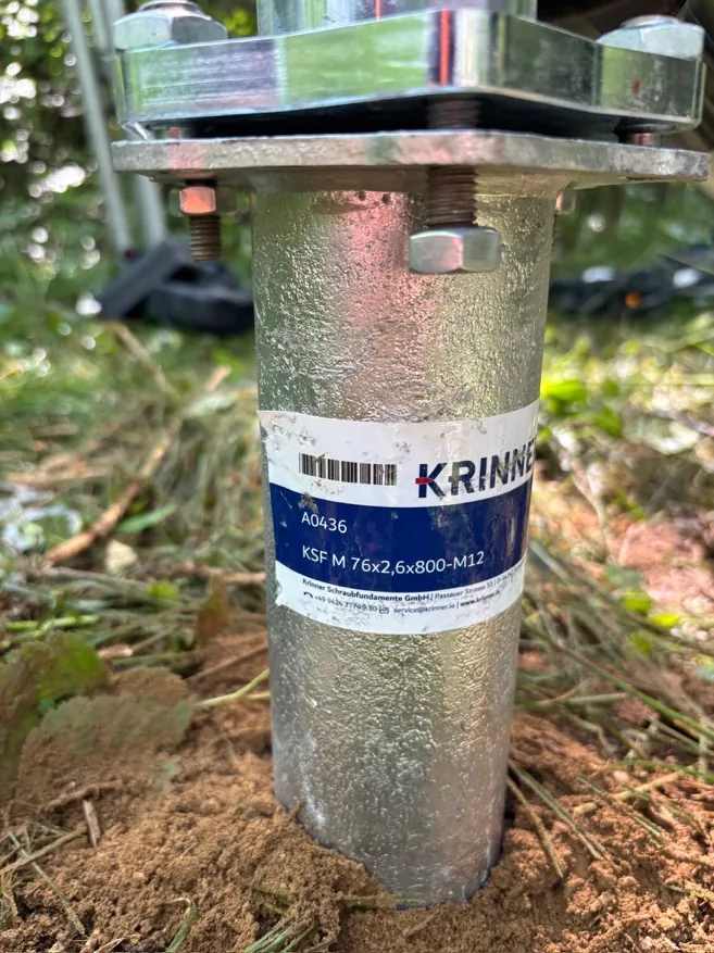 Vroče cinkan vijačni temelj KRINNER, vgrajen v tla